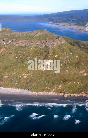 Vue aérienne de la côte sauvage près de Cape Farewell avec entrée d'Whanganui en arrière-plan. Tasman, île du Sud, Nouvelle-Zélande Banque D'Images