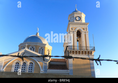 Vue à travers l'église clôture épineuse Banque D'Images