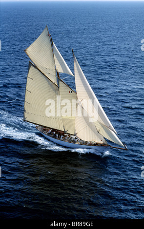 Goélette de 40 mètres, 'Altair' au cours de la Les Regates Royales au large de Cannes, sud de la France. Elle a été dessiné par William Fife en 1931. Banque D'Images