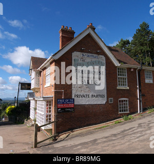 Public House trading as une Maison dans village Clément, Worcestershire, Angleterre, Royaume-Uni, avec son bail expiré Banque D'Images