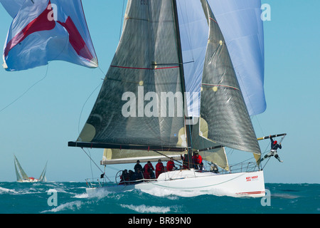 Bowman hanging on après avoir perdu le spi pendant un spinnaker drop, Key West Race Week, Floride, 2005. Banque D'Images