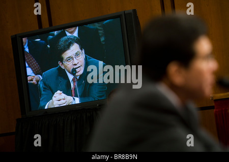 Alberto Gonzales témoigne devant le Comité judiciaire du Sénat à propos de la cuisson des procureurs américains Banque D'Images