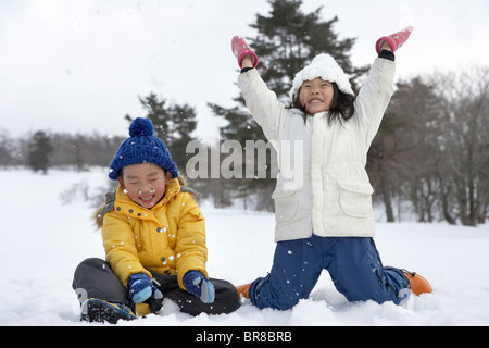 Les enfants jouent dans la neige Banque D'Images