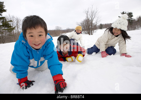 Les enfants jouent dans la neige Banque D'Images