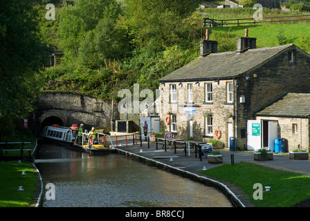 15-04 entrant dans la Cleurie sur Huddersfield canal étroit, fin du tunnel, près de Marsden, West Yorkshire, England UK Banque D'Images