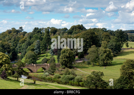 Pont sur la rivière Aln dans le parc du château d'Alnwick Banque D'Images