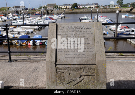 Plaque commémorative à Amelia Earhart à Burry Port Harbour Carmarthenshire Wales Cymru UK GO Banque D'Images