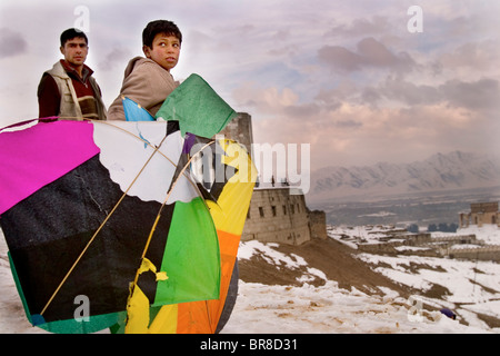 Un jeune kite runner détient ses trophées sur Nader Khan Hill à Kaboul en Afghanistan. Banque D'Images