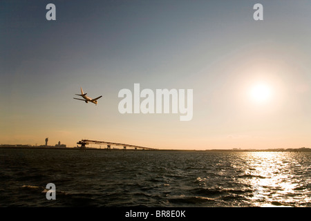 Avion de ligne volant à la tombée de la Banque D'Images