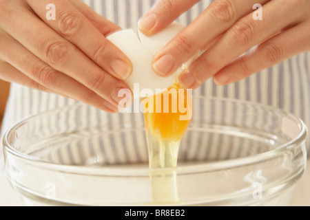 Plus d'oeufs de fissuration femme bol, Close up Banque D'Images