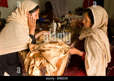 Deux femmes rideaux cousus dans un atelier de Kaboul. Banque D'Images