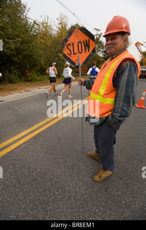 Ossature en passant une équipe de construction pendant un marathon à Portland dans le Maine. Banque D'Images