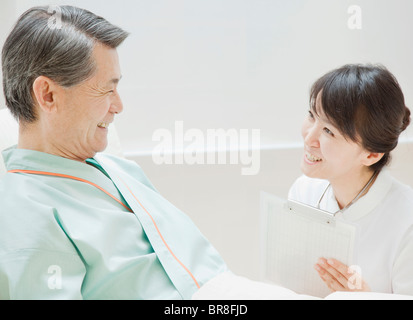 Nurse Talking to Senior Patient Banque D'Images