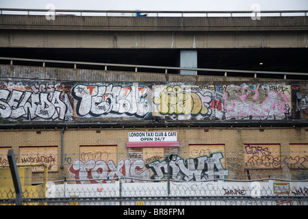 En vertu de la Westway Graffiti à Westbourne Park Tube Station Banque D'Images