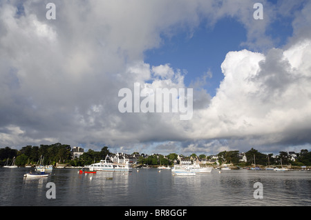 Bateaux flottant dans Bay, Benodet, Finistère, Bretagne, France Banque D'Images