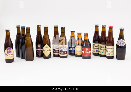 Une variété de bières trappistes belges de tous les plus d'un échantillon à partir de la Trappe en Hollande à la disposition du public sur un fond blanc Banque D'Images