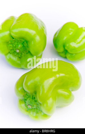Poivrons verts, Close up, fond blanc Banque D'Images