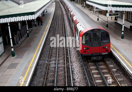 Train de tube sur High Barnet branch de la ligne du Nord, Londres Banque D'Images