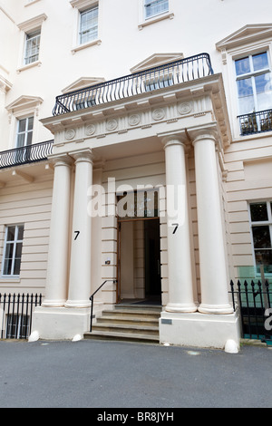 Entrée de la Société royale de Londres, le quartier général à 6-9 Carlton House Terrace, Londres, Angleterre Banque D'Images