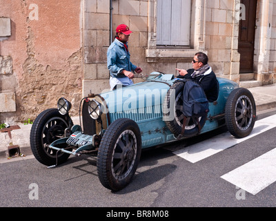 Vieille Bugatti Type 35 racer sur la voie publique - France. Banque D'Images