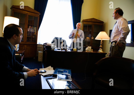 Le membre du Congrès Joe Courtney (D-CT) a gagné au bureau des élections de mi-mandat par la plus petite marge de l'ensemble des man Banque D'Images