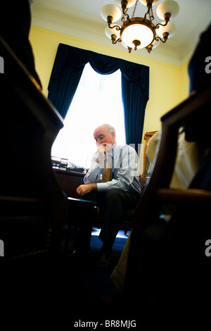 Le membre du Congrès Joe Courtney (D-CT) a gagné au bureau des élections de mi-mandat par la plus petite marge de l'ensemble des man Banque D'Images