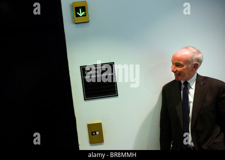 Le membre du Congrès Joe Courtney (D-CT) a gagné au bureau des élections de mi-mandat par la plus petite marge de l'ensemble des man Banque D'Images