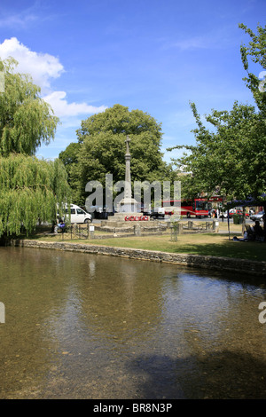 Le monument aux morts le long de la rivière à Bourton-sur-le-eau dans le Gloucestershire aussi connu comme la "Venise du Cotswolds' Banque D'Images