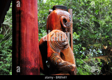 Nouvelle Zélande, île du Nord, Rotorua, la géothermique Te Puia Expérience Culturelle, détail de sculpture sur bois traditionnel Banque D'Images