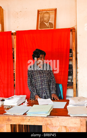 Femme au travail sur un conseil de la Chambre, sur un petit village sur l'Ngozy, région nord du Burundi, l'Afrique centrale. Banque D'Images