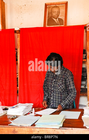 Femme au travail sur un conseil de la Chambre, sur un petit village sur l'Ngozy, région nord du Burundi, l'Afrique centrale. Banque D'Images