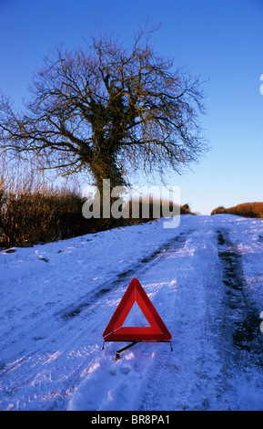 Triangle de présignalisation sur route de campagne hiver neige profonde près de Leeds Yorkshire UK Banque D'Images