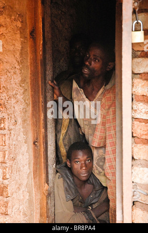 Les jeunes hommes dans une prison burundais, également appelé 'cacho', près de Ngozi, Burundi. Banque D'Images