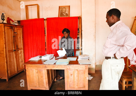 Femme au travail sur un conseil de la Chambre, sur un petit village sur l'Ngozy, région nord du Burundi, l'Afrique centrale. Banque D'Images