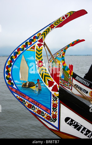 Peint à la main traditionnel bateau Moliceiro Aveiro boucles dans le lagon, Portugal Banque D'Images
