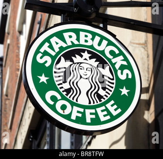 Café Starbucks dans le centre-ville de Chester, Cheshire, Angleterre, RU Banque D'Images