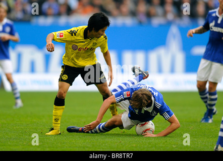 Shinji Kagawa vs Benedikt Höwedes, FC Schalke 04 vs Bor. Dortmund. Banque D'Images