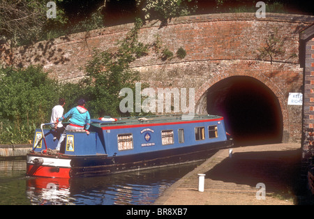 Un grand classique entre dans le tunnel du canal de Blisworth à Stoke Bruerne Northamptonshire Angleterre UK Banque D'Images