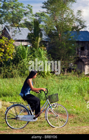 Cycliste Rural, Siem Reap, Cambodge Banque D'Images