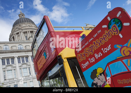 Une tête ouverte, rouge, double decker bus en face du port de Liverpool Building à Liverpool Banque D'Images