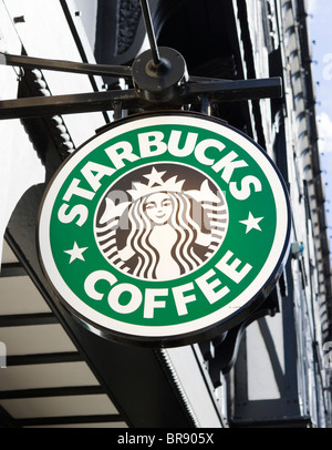 Café Starbucks dans le centre-ville de Chester, Cheshire, Angleterre, RU Banque D'Images