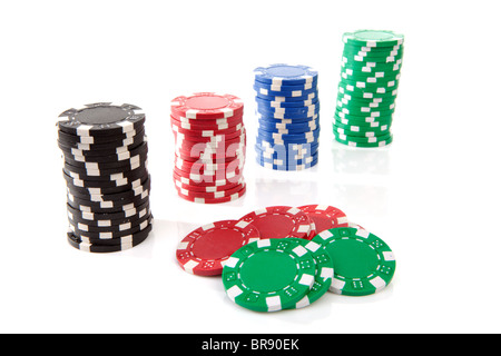 Des piles de jetons de casino poker colorés sur fond blanc Banque D'Images