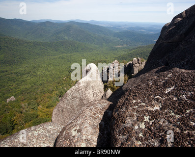 Vues sur la vallée de la Shenandoah National Park, USA sur une montée de vieux chiffon dans les montagnes Blue Ridge, Virginia, USA Banque D'Images