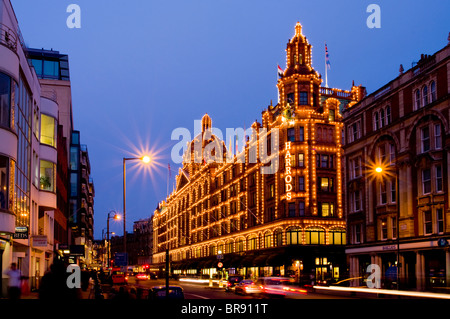 L'Europe, Royaume-Uni, Angleterre, Londres, Harrods au crépuscule Banque D'Images