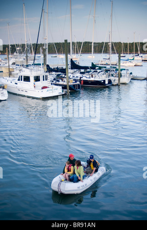 Une Nouvelle Angleterre marina au coucher du soleil à la fin de l'été. Freeport sud du Maine. Banque D'Images