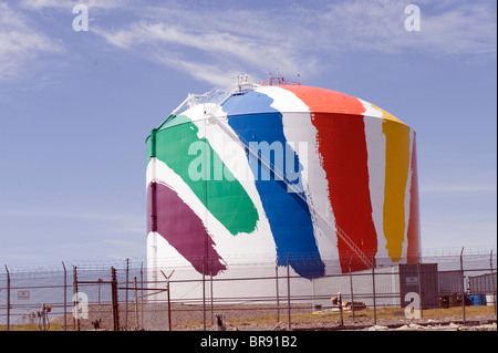 Image arc-en-ciel sur le réservoir de gaz à Boston est la plus grande œuvre d'art sous copyright Banque D'Images