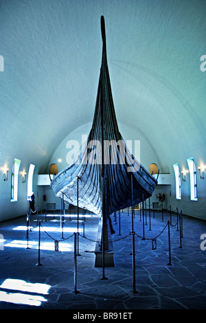 Un vieux bateau viking est exposée au Musée des navires vikings ou Vikingskipshuset à Oslo en Norvège. Banque D'Images