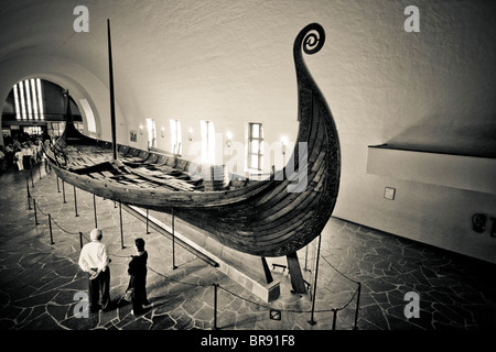 Un vieux bateau viking est exposée au Musée des navires vikings ou Vikingskipshuset à Oslo en Norvège. Banque D'Images