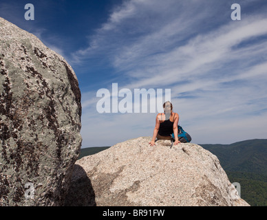 Female hiker repose donnant sur la vue dans la vallée de Shenandoah du sommet du vieux chiffon en Virginie Banque D'Images