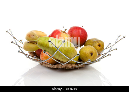 Panier de fruits sains avec les pommes, les bananes et les poires sur fond blanc Banque D'Images